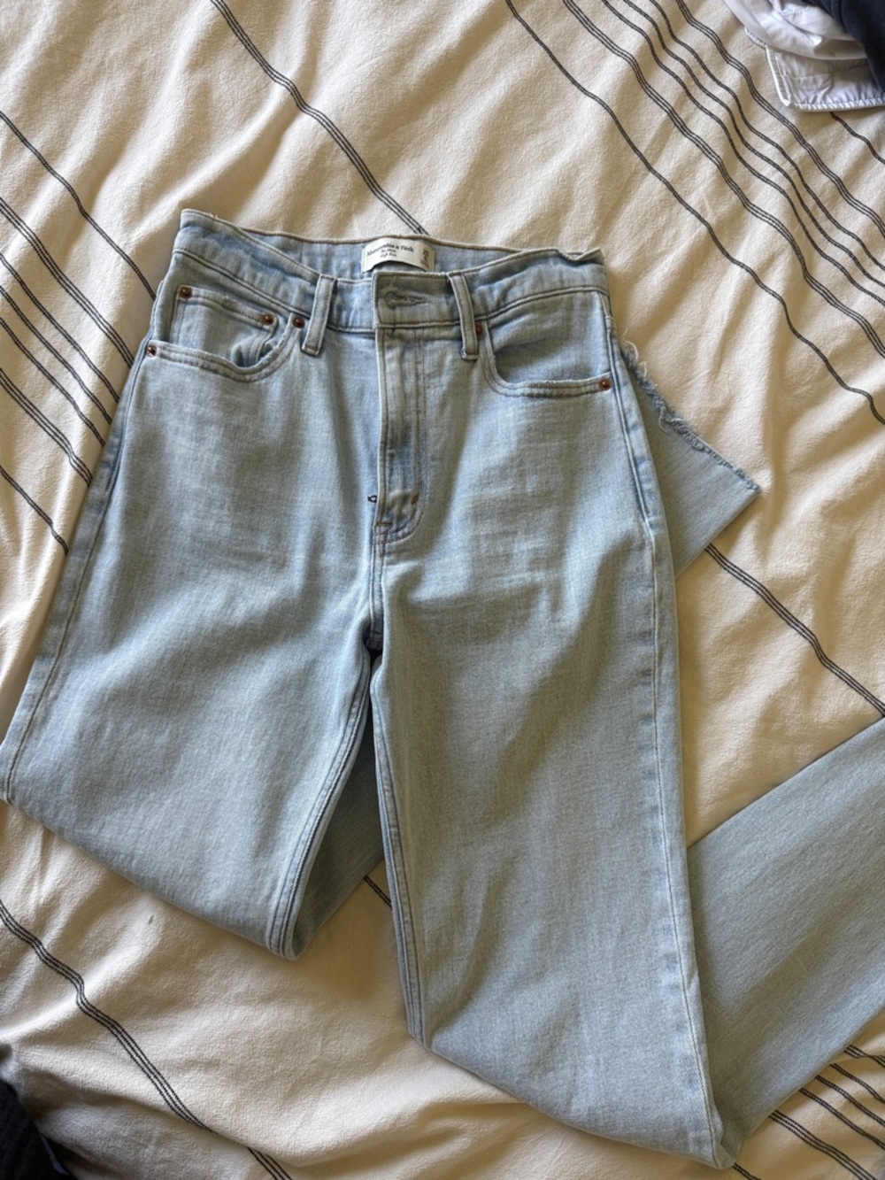 Abercrombie Mom Jean High Rise Light Wash Size 0